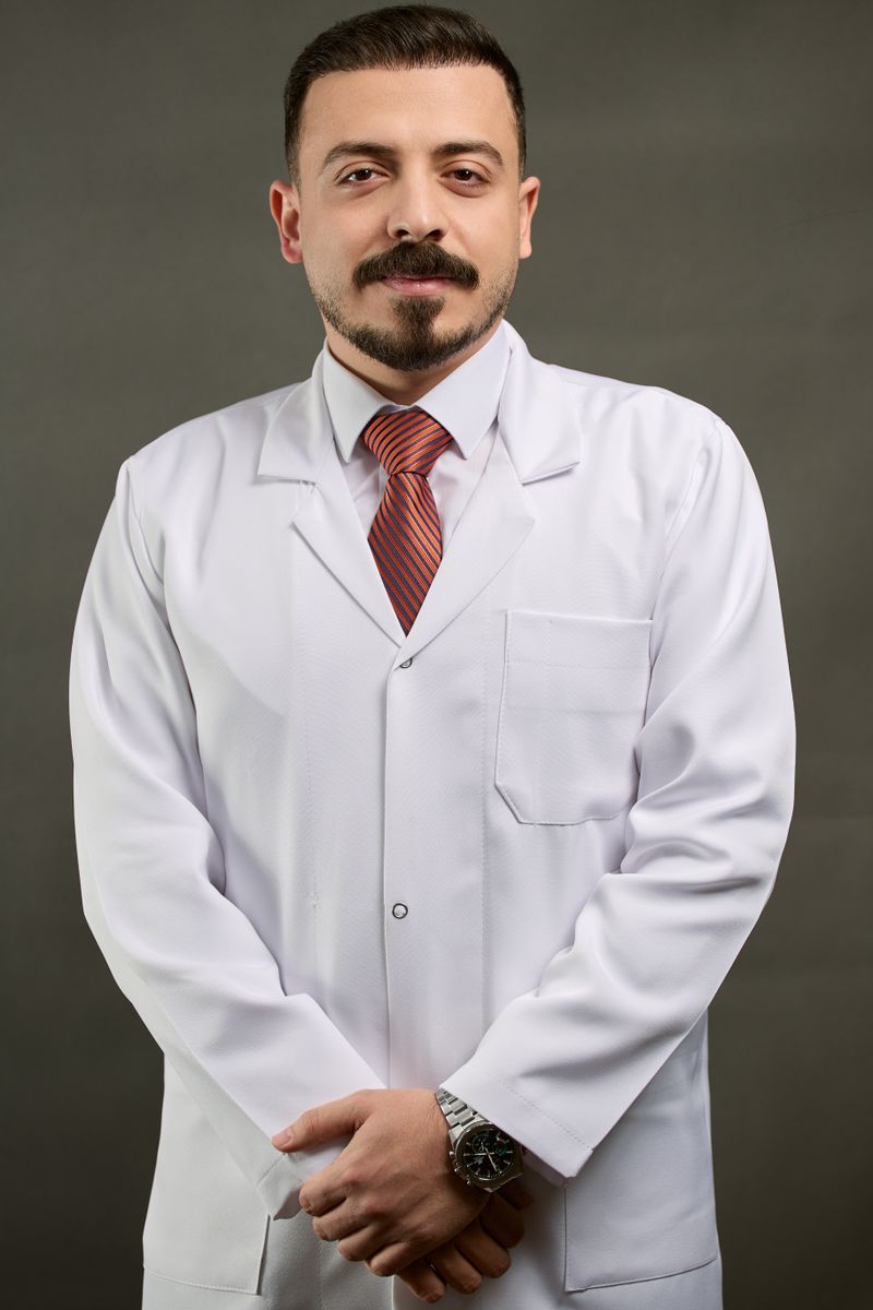 Dr. Rafael Danelutti, ortopedista, de jaleco branco e gravata