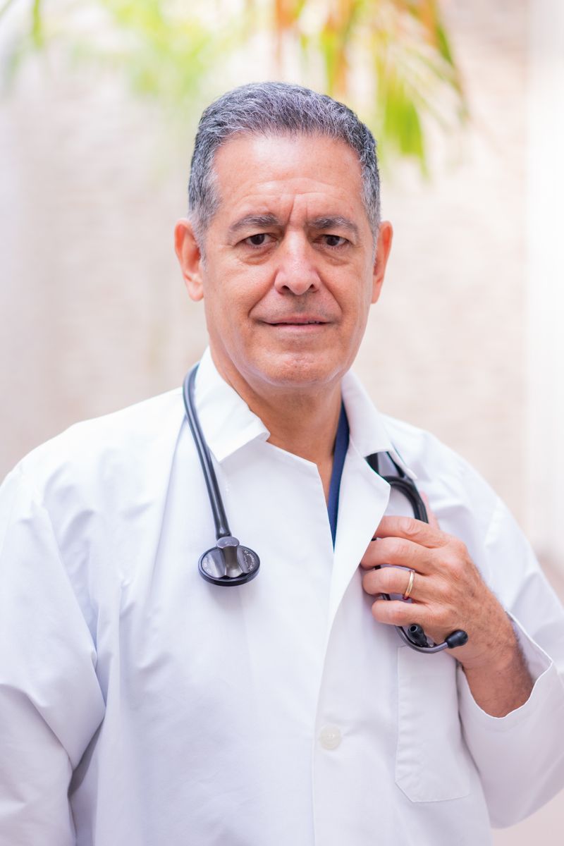 Dr. Walter Cassamassimo, urologista, de jaleco e estetoscópio